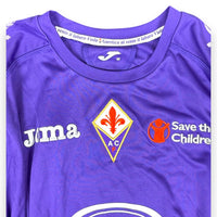 Dettaglio colletto maglia Fiorentina 2012-13 Player Issued – scritta Garrisca al vento il labaro Viola – taglia M Joma