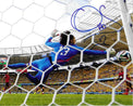 Fotografia autografata Guillermo Ochoa parata leggendaria Mondiali 2014 Messico vs Brasile maglia portiere blu numero 13 pallone Brazuca prospettiva interna porta – autografo originale pennarello blu con numero 13 in alto a destra – 25x20 cm – condizioni Excellent