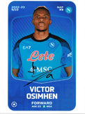 Card da collezione autografata Victor Osimhen Napoli N.9 stagione 2022-23 numerata 5 su 10 maglia celeste EA7 sponsor Lete MSC Forward Age 23 Nigeria – autografo originale pennarello nero al centro – 20x15 cm – condizioni Excellent