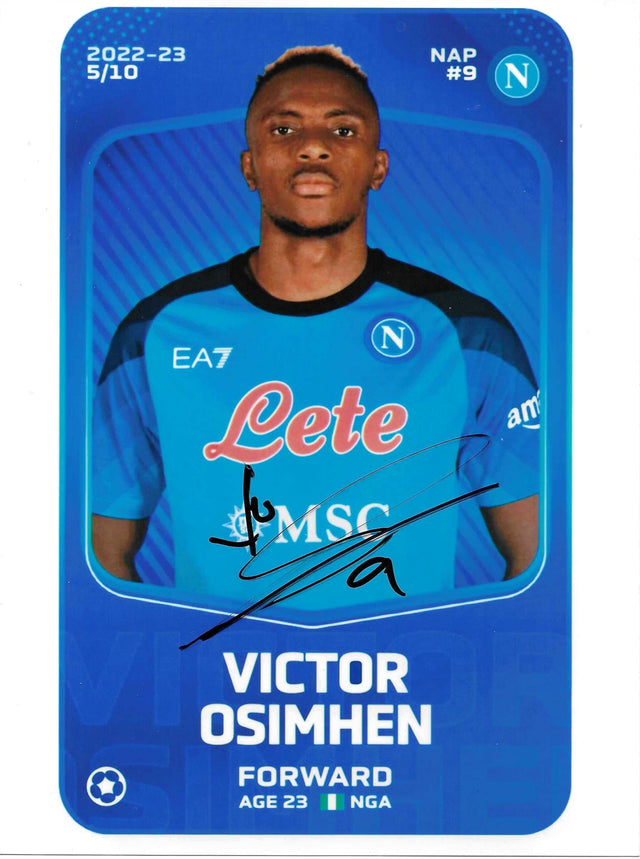 Card da collezione autografata Victor Osimhen Napoli N.9 stagione 2022-23 numerata 5 su 10 maglia celeste EA7 sponsor Lete MSC Forward Age 23 Nigeria – autografo originale pennarello nero al centro – 20x15 cm – condizioni Excellent