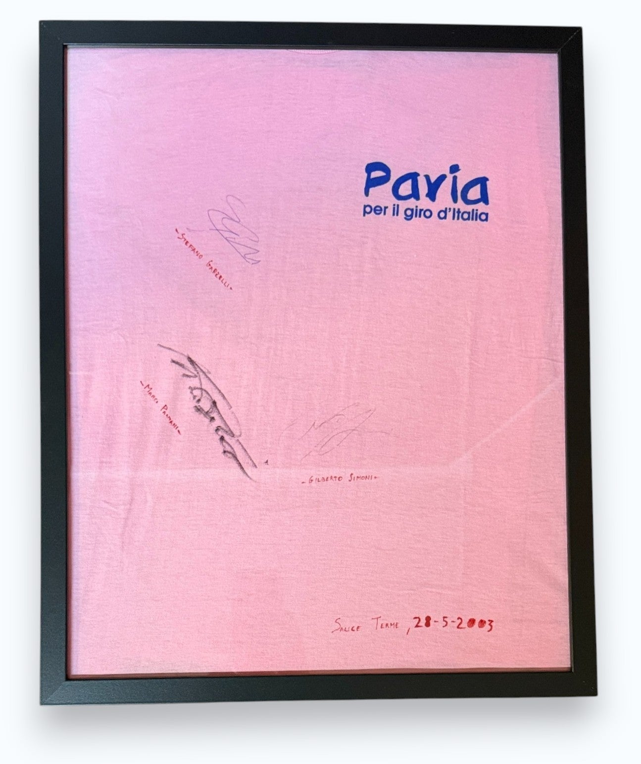 Frame Legends autografato Pantani Simoni Garzelli – maglia evento rosa Pavia per il Giro d'Italia 2003 – 3 autografi originali in cornice nera 42x52 cm