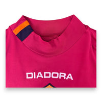 Dettaglio colletto girocollo alto maglia AS Roma 2005-06 Diadora – banda arancio-navy – Player Issued Panucci N.2