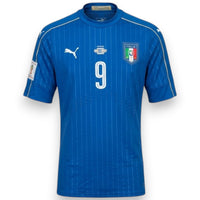 Fronte maglia Italia Home 2016-17 Player Issued numero 9 – Puma – patch Qualificazioni Mondiali Russia 2018