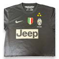 Dettaglio scudetto, stemma Juventus e tre stelle maglia Away 2012-13 Nike – 30 sul campo