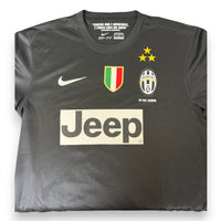 Dettaglio scudetto, stemma Juventus e tre stelle maglia Away 2012-13 Nike – 30 sul campo
