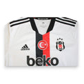 Dettaglio fronte maglia Beşiktaş JK Home 2021-22 adidas Primegreen – scudo BJK 1903 tre stelle – sponsor Beko – mezzaluna turca
