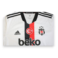 Dettaglio fronte maglia Beşiktaş JK Home 2021-22 adidas Primegreen – scudo BJK 1903 tre stelle – sponsor Beko – mezzaluna turca