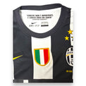 Collo maglia Juventus 2012-13 con frase Boniperti e scudetto tricolore