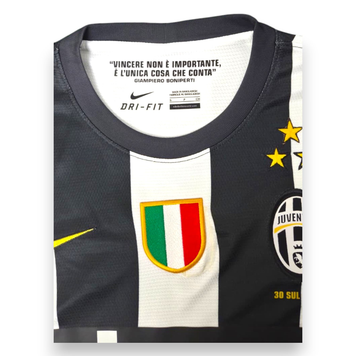 Collo maglia Juventus 2012-13 con frase Boniperti e scudetto tricolore