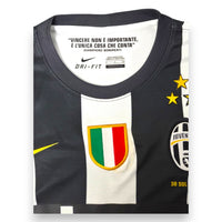 Collo maglia Juventus 2012-13 con frase Boniperti e scudetto tricolore