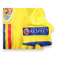 Dettaglio patch UEFA Respect maglia Romania Under-21 2019 Match Issue Pușcaș – stemma Romania – fornitura gara ufficiale UEFA