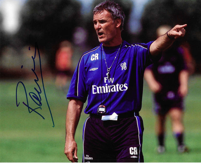 Fotografia autografata Claudio Ranieri in tuta allenamento Chelsea Umbro Fly Emirates iniziali CR fischietto al collo braccio teso dito puntato campo in erba – autografo originale pennarello blu lato sinistro – 24,6x20 cm – condizioni Excellent