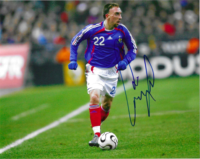 Fotografia autografata Franck Ribéry in azione maglia Nazionale Francia Home Adidas numero 22 pallone Teamgeist Mondiali 2006 – autografo originale pennarello blu lato destro – 25x20 cm – condizioni Excellent