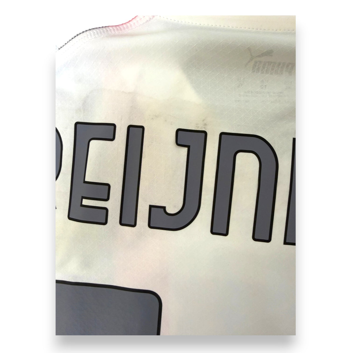 Dettaglio nome Reijnders maglia Milan Away 2023-24 – lievi aloni da conservazione