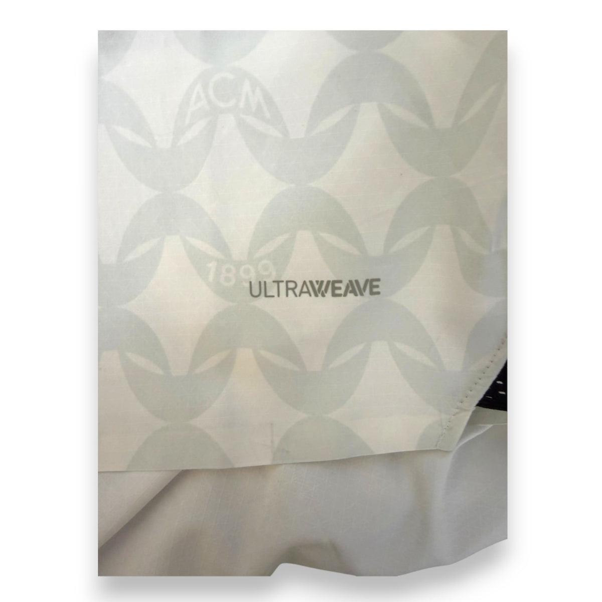 Dettaglio tessuto Puma Ultraweave e monogramma ACM 1899 maglia Milan Away 2023-24 Authentic