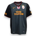 Fronte maglia Galatasaray Away 2013-14 Player Issued Albert Riera – Nike Dri-Fit – sponsor Türk Telekom – patch Turkish Lines Antalya Cup manica destra
