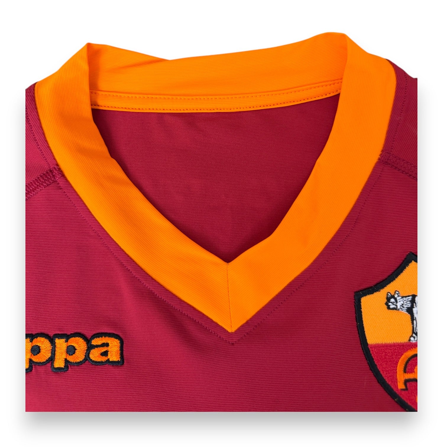 Dettaglio colletto V-neck arancione maglia AS Roma 2008-09 Kappa – stemma AS Roma classico – Player Issued Riise N.17