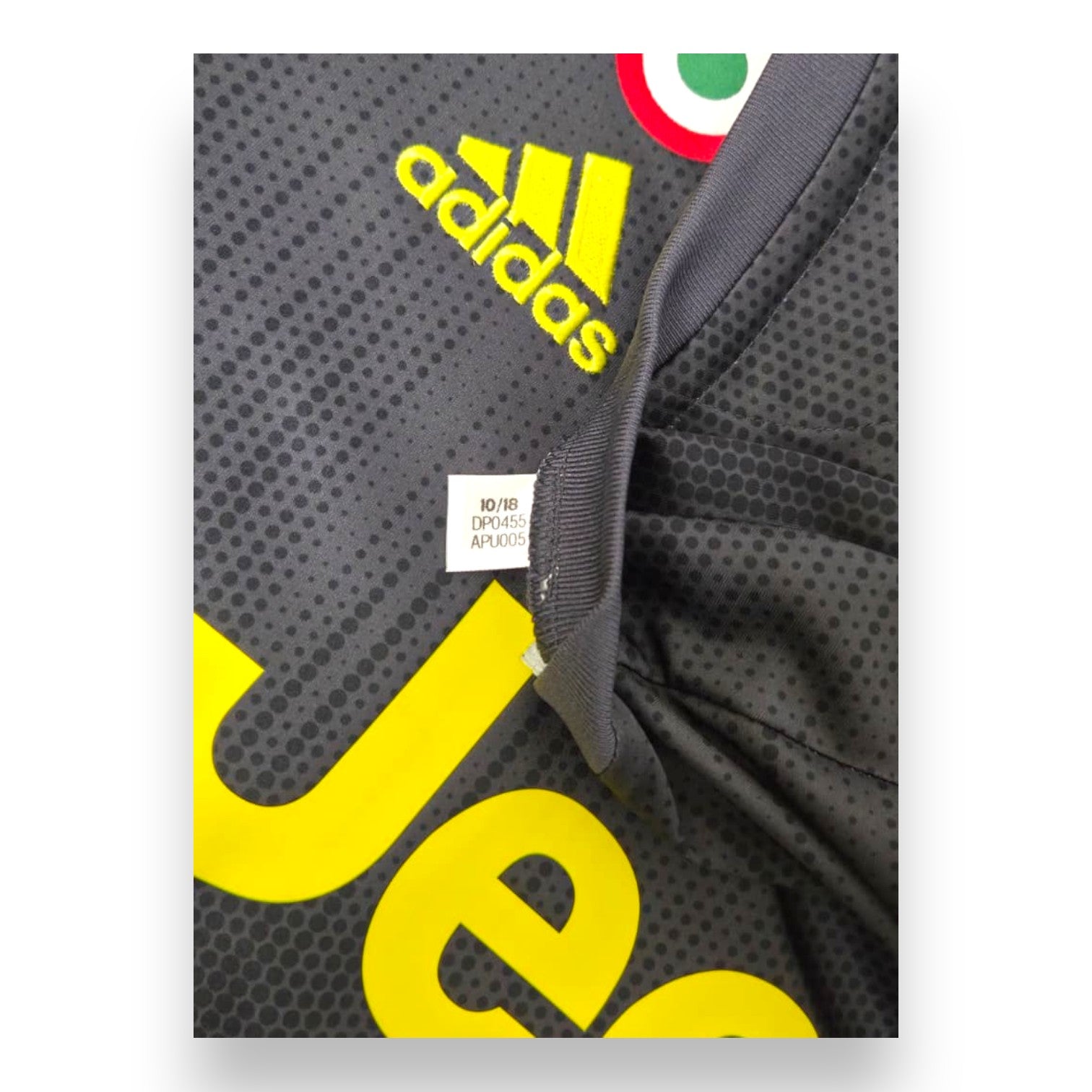 Etichetta interna colletto Juventus Adidas 2018-19 – date code 10/18