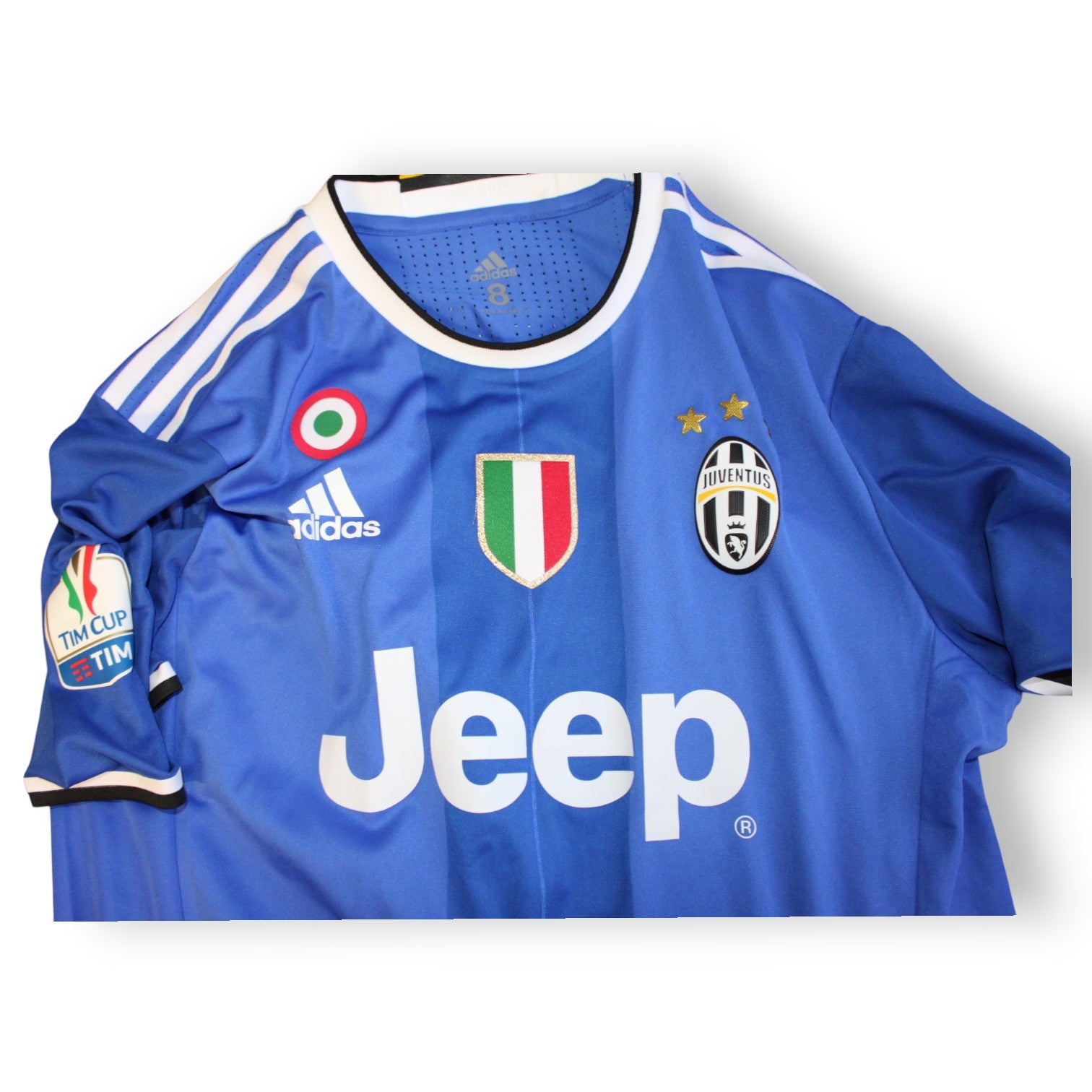 Dettaglio fronte maglia Juventus Away Player Issued 2016-17 – coccarda Scudetto tricolore – patch TIM Cup – logo Juventus due stelle