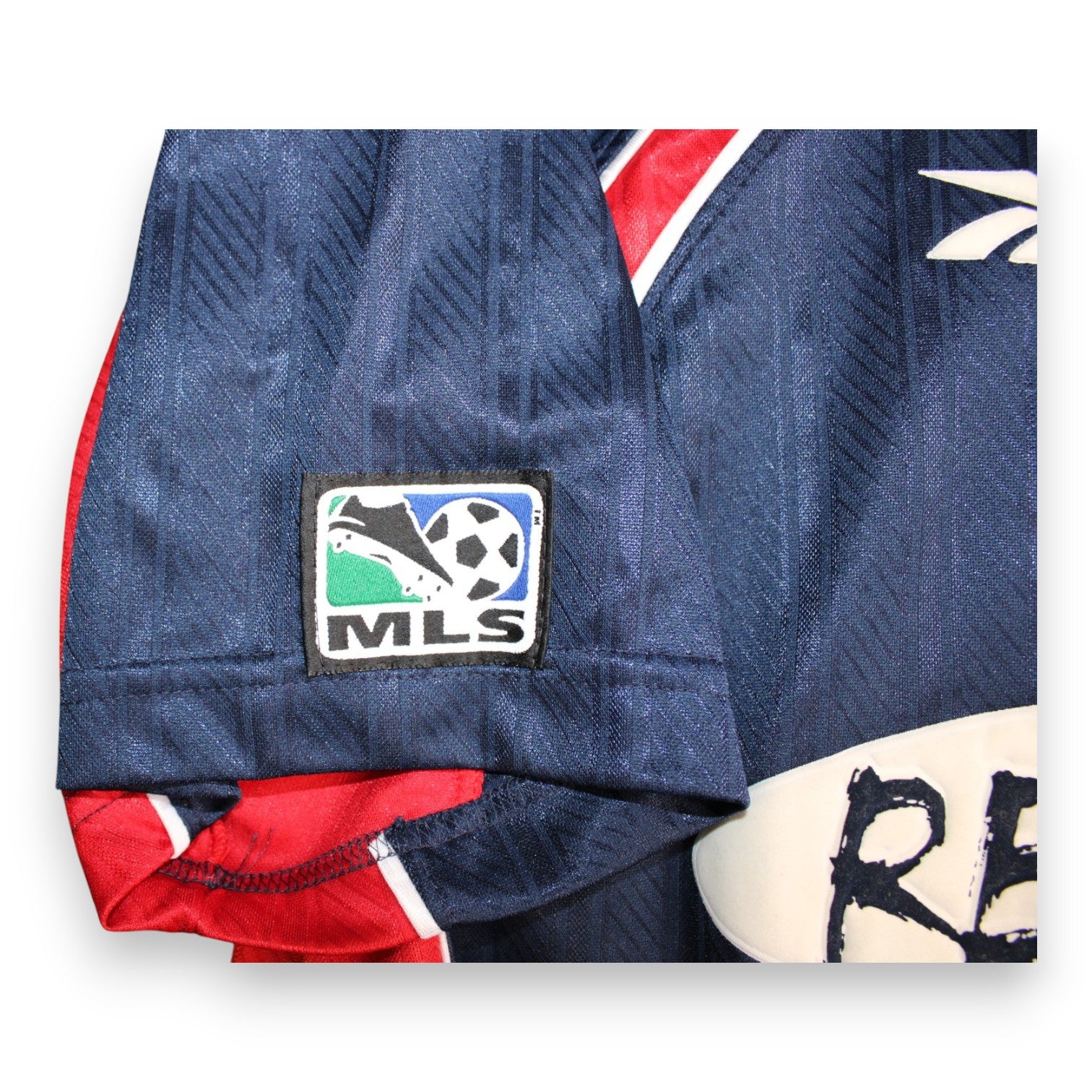 Dettaglio patch MLS originale logo 1996-2001 maglia New England Revolution 1999 Player Issued Savarese – scarpa pallone verde blu – fornitura squadra stagione inaugurale
