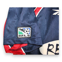 Dettaglio patch MLS originale logo 1996-2001 maglia New England Revolution 1999 Player Issued Savarese – scarpa pallone verde blu – fornitura squadra stagione inaugurale