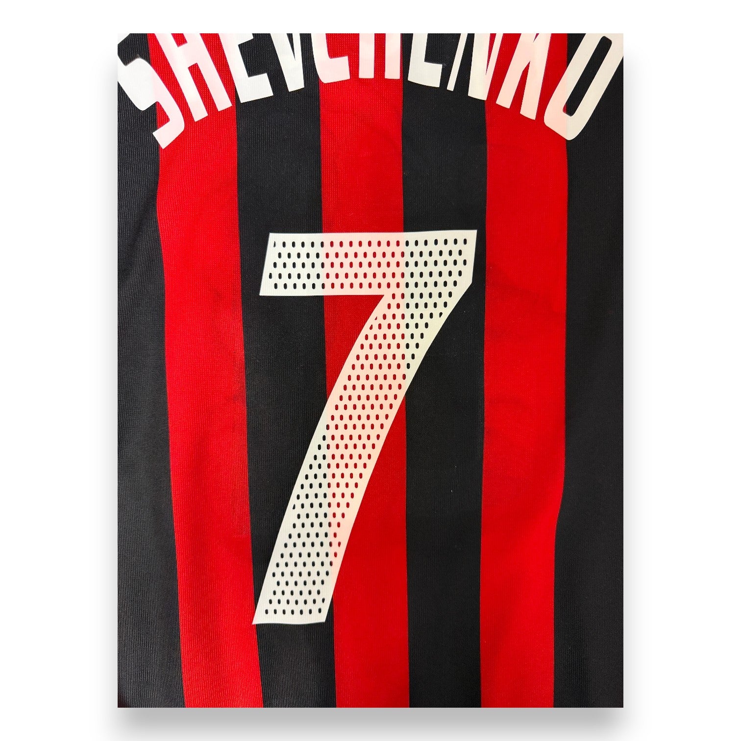 Dettaglio nameset maglia Milan Home 2002-03 – crepe sulla lettera iniziale – condizioni Excellent