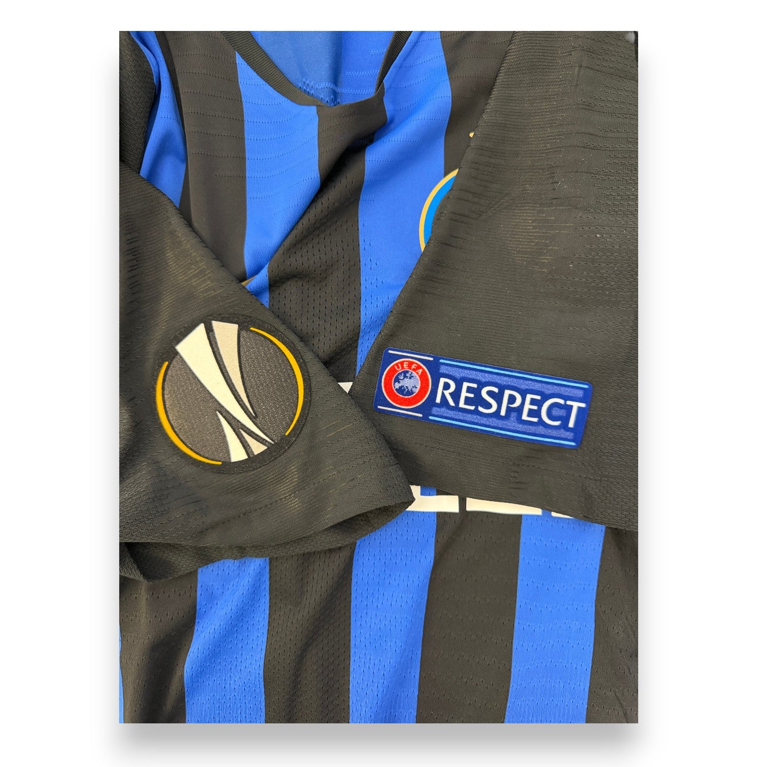 Dettaglio patch UEFA Europa League e UEFA Respect maglia Inter Milan 2018-19 Player Issued Škriniar N.37