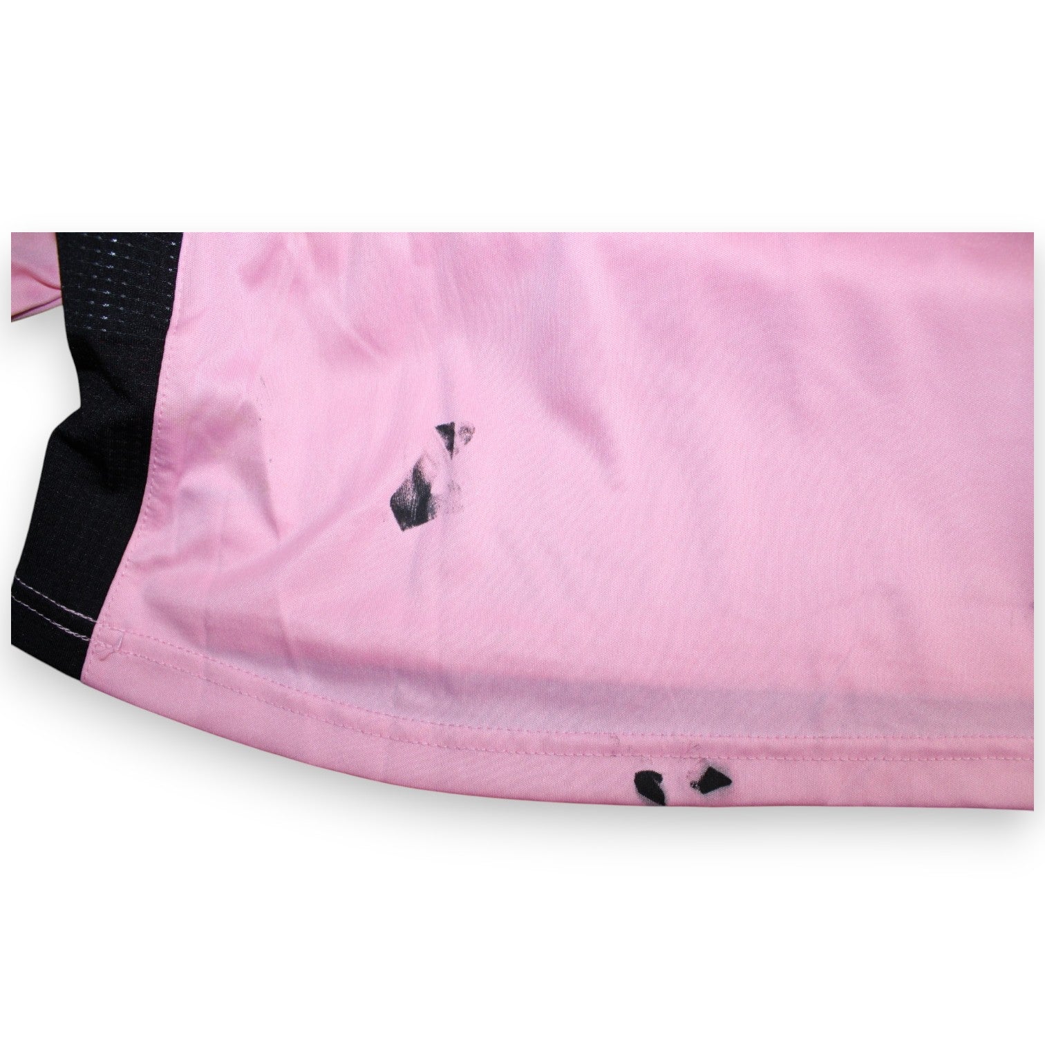 Dettaglio orlo maglia Palermo Home 2014-15 Joma Player Issued – segni di conservazione sul tessuto rosa