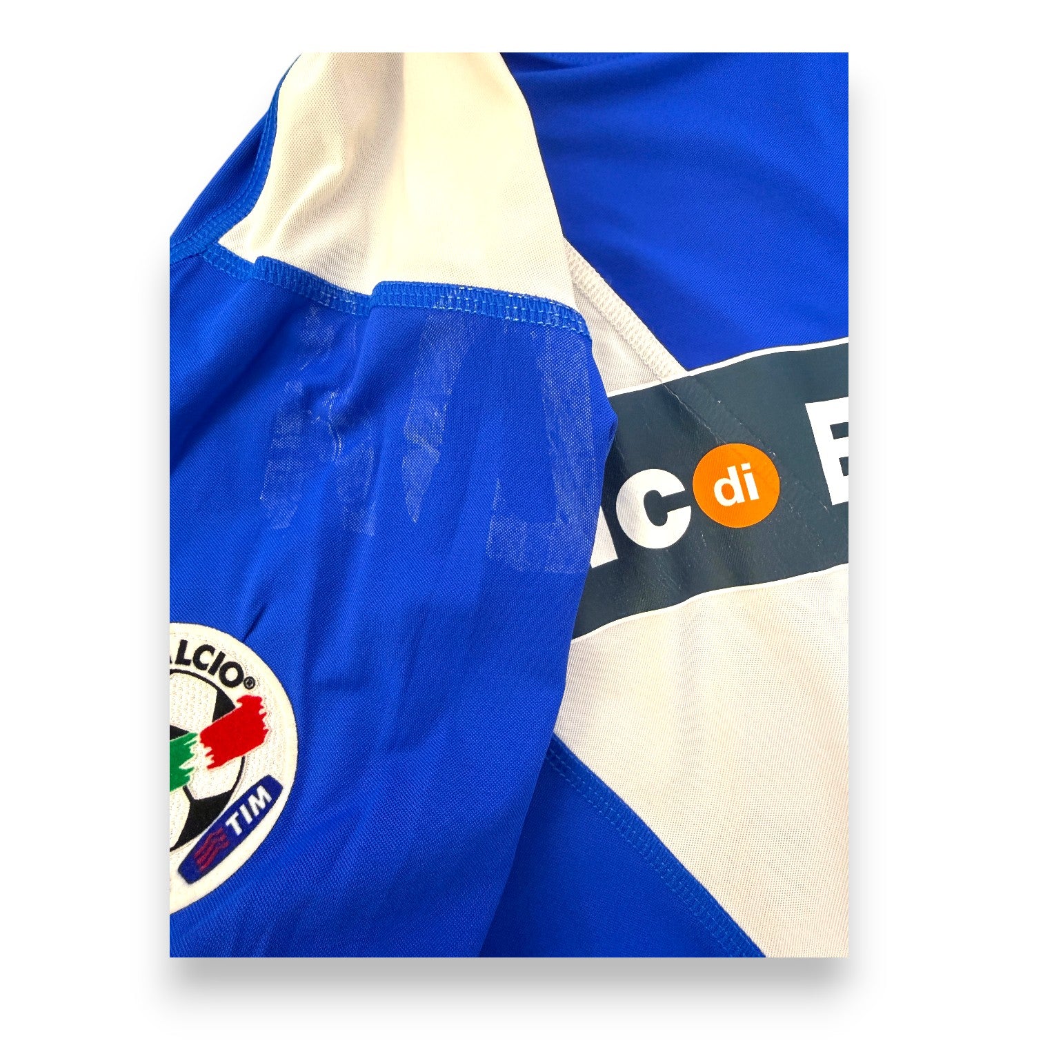 Dettaglio macchia fronte maglia Brescia Calcio 2005-06 Player Issued – imperfezione da conservazione – condizioni Good vintage