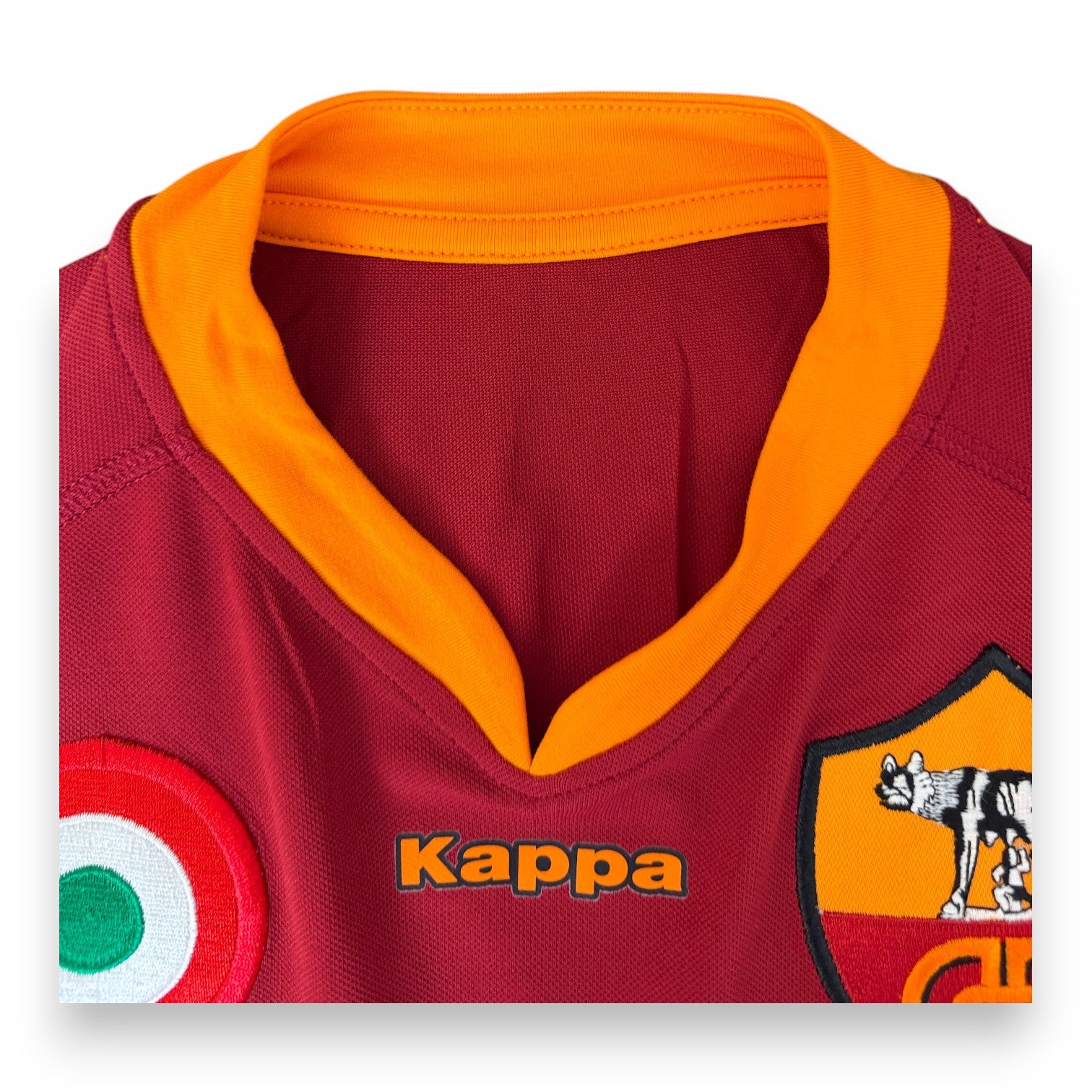 Dettaglio colletto V-neck arancione maglia AS Roma 2007-08 Kappa – coccarda Coppa Italia – stemma classico – Player Issued Tonetto