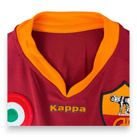 Dettaglio colletto V-neck arancione maglia AS Roma 2007-08 Kappa – coccarda Coppa Italia – stemma classico – Player Issued Tonetto