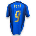 Retro maglia Italia Home Mondiali 2006 Luca Toni numero 9 – Player Issued Puma – nameset oro