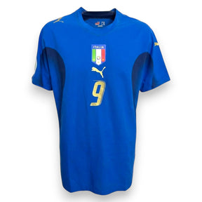 Maglia Italia Home Mondiali 2006 Puma azzurra con stemma tre stelle e numero 9 – Player Issued Luca Toni