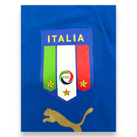 Dettaglio stemma Italia FIGC tre stelle e logo Puma dorato – maglia Mondiali 2006 Player Issued