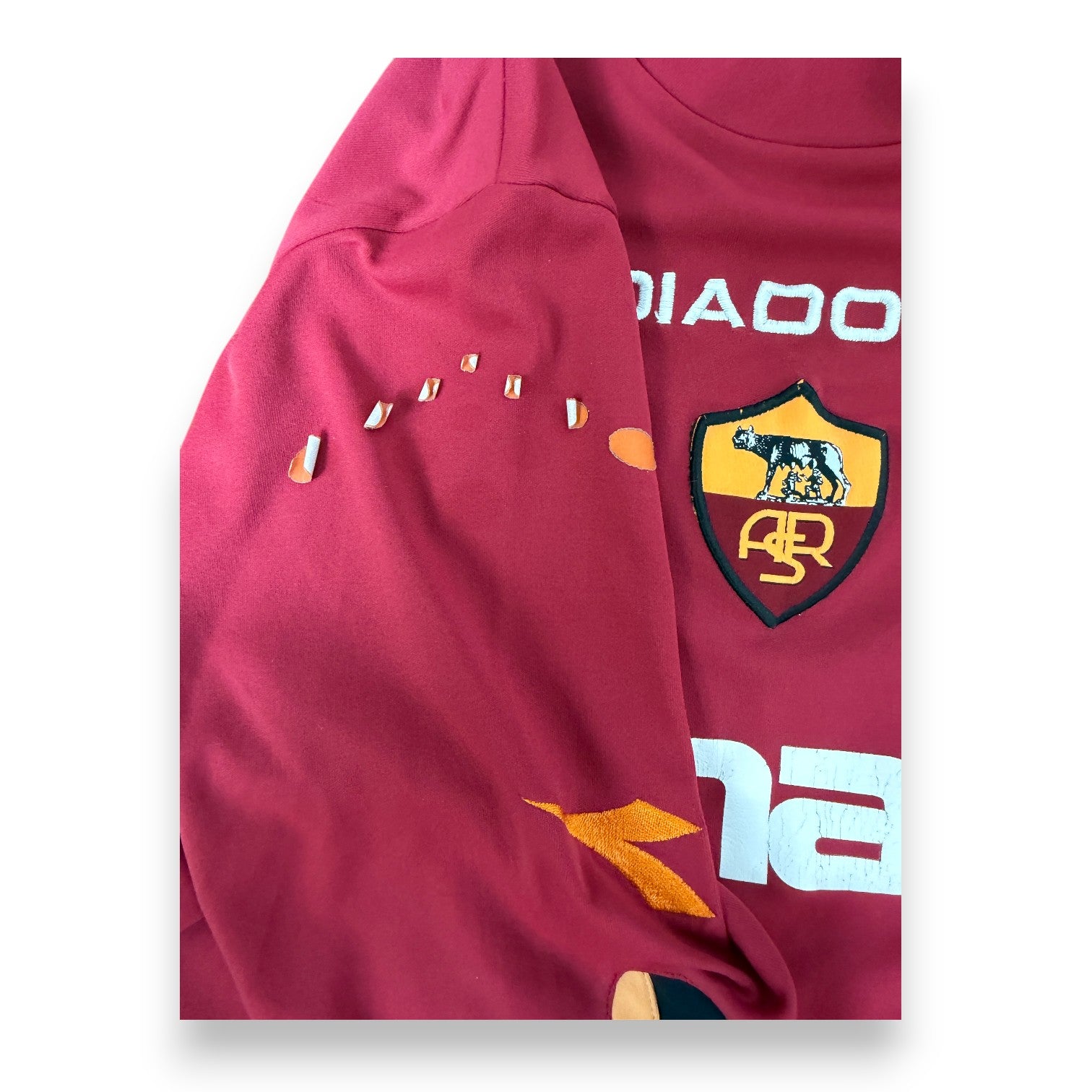 Dettaglio manica maglia Roma Home 2003-04 Diadora – stemma AS Roma – heat sensor arancione – difetto dichiarato