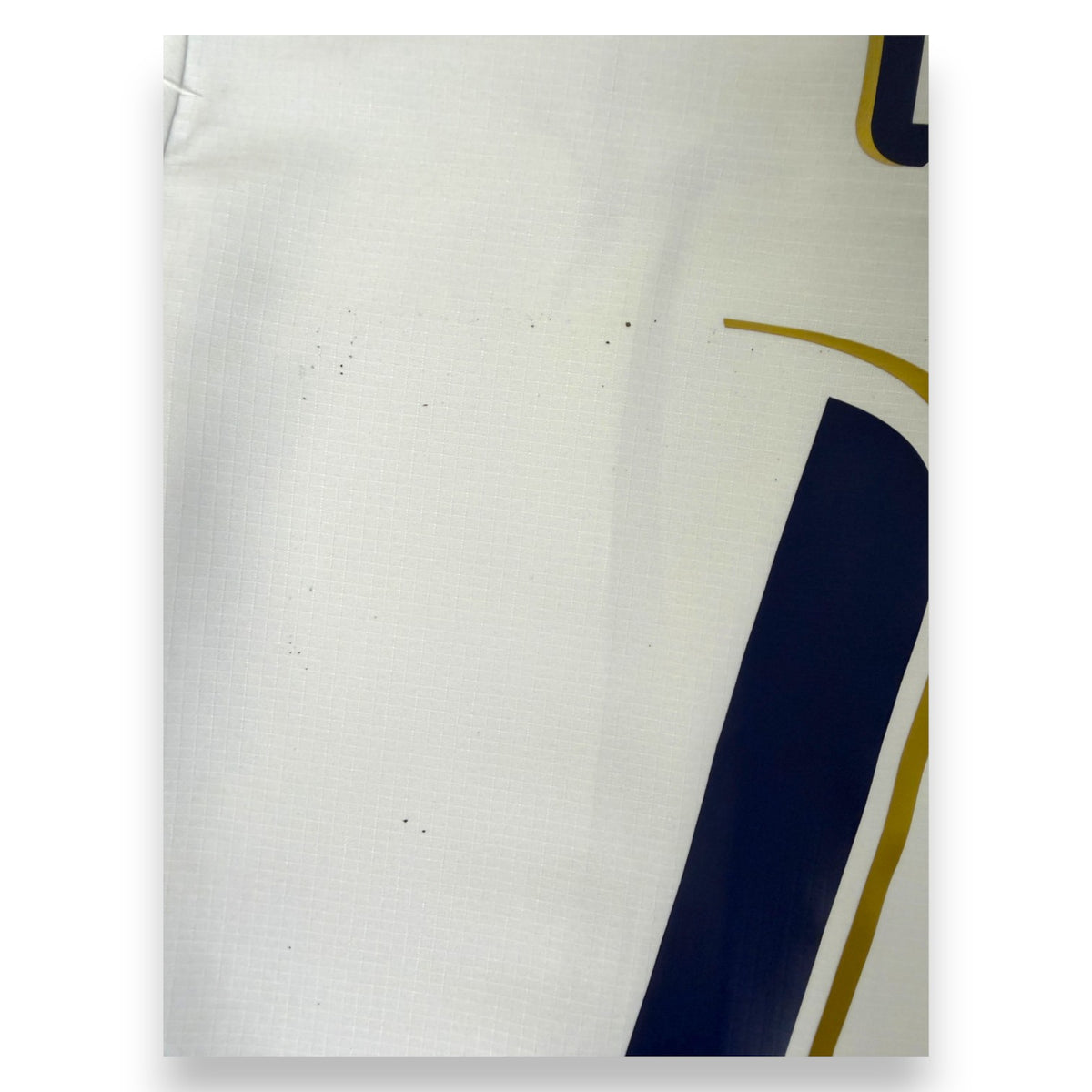 Dettaglio numero 10 blu con profilo oro – retro maglia Italia Away 2006 Totti