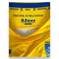 Dettaglio colletto interno "Ferocior ad Bellandum" maglia Frosinone Home 2018-19 Zeus – taglia L – Luca Valzania N.16