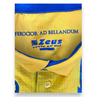 Dettaglio colletto interno "Ferocior ad Bellandum" maglia Frosinone Home 2019-20 Zeus – taglia L – Francesco Verde N.4