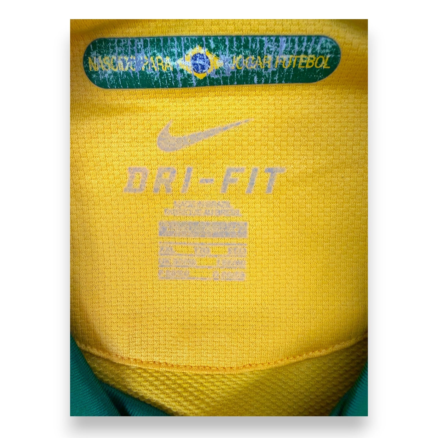 Dettaglio ravvicinato logo Nike Dri-Fit tessuto maglia Brasile 2010
