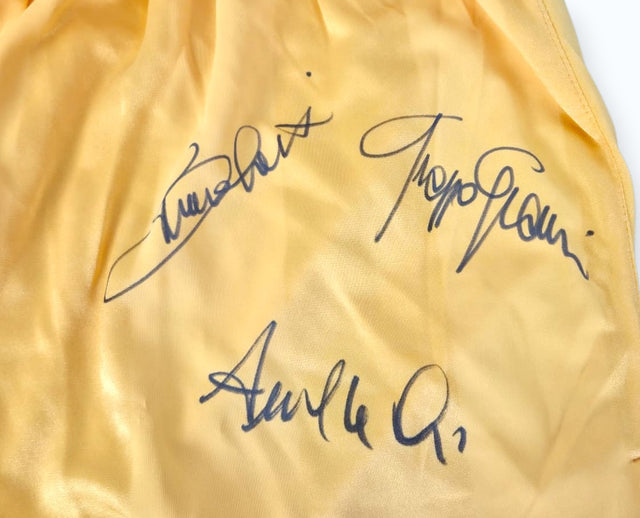 Dettaglio 3 autografi originali pennarello blu – Carlo Ancelotti Francesco Graziani Bruno Conti – pantaloncini vintage NR gialli – cimelio calcio italiano
