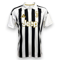 Fronte maglia Juventus Home 2024/25 Store – sponsor Jeep – stelle e logo oro – Adidas