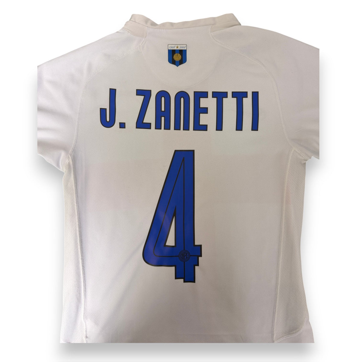 Dettaglio nome J. ZANETTI numero 4 e scudetto 1908-2008 – maglia Inter Away Centenario