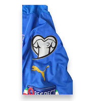 Dettaglio patch UEFA Respect e logo Puma – maglia Italia Home 2016
