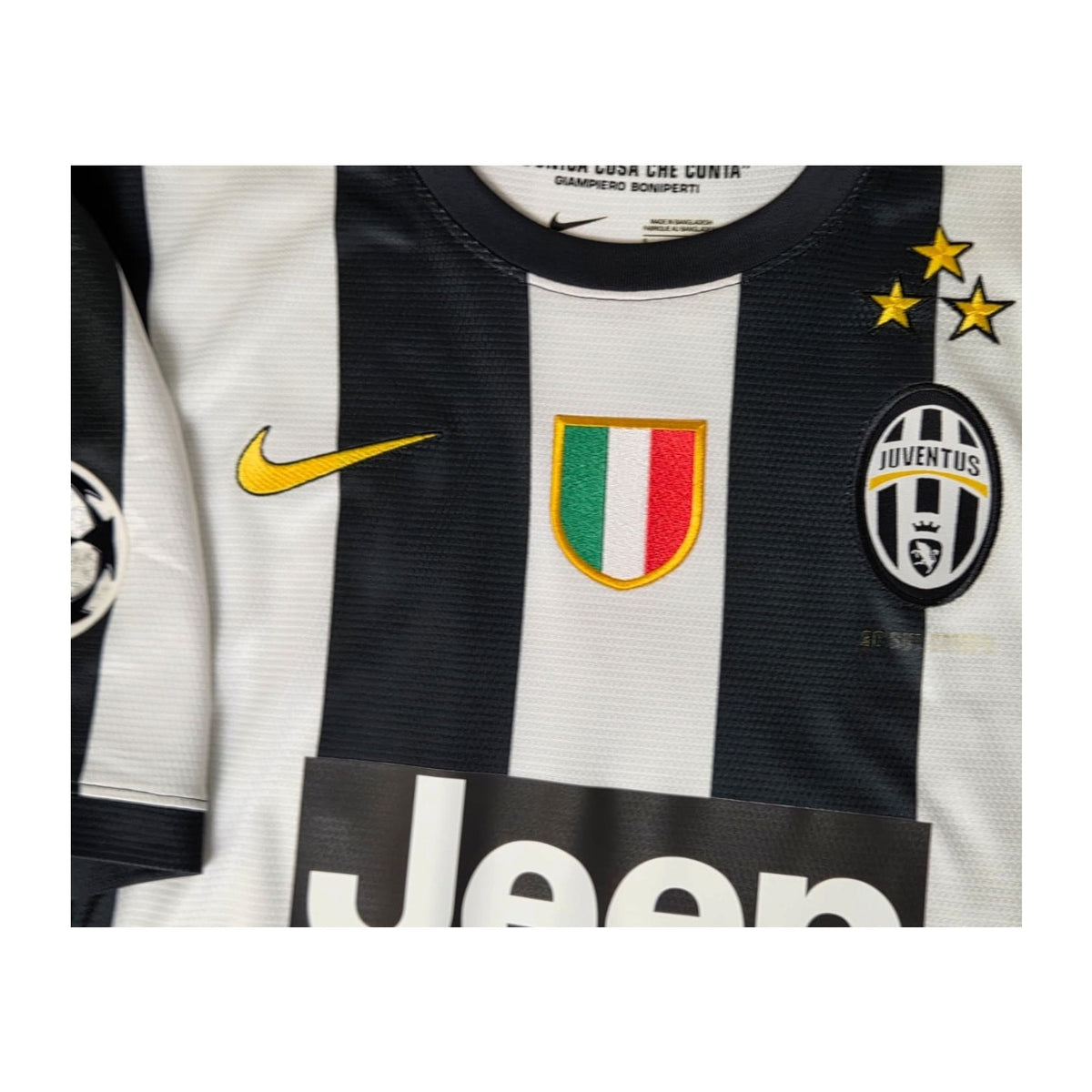 Scudetto, tre stelle e stemma Juventus 2012/13 con lievi segni d'usura sulla scritta 30 sul campo
