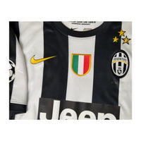 Scudetto, tre stelle e stemma Juventus 2012/13 con lievi segni d'usura sulla scritta 30 sul campo