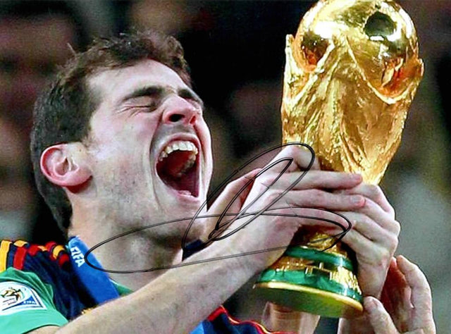 Fotografia autografata Iker Casillas esultanza con Coppa del Mondo FIFA 2010 Nazionale Spagna – autografo originale pennarello nero – 20x15 cm – condizioni Excellent