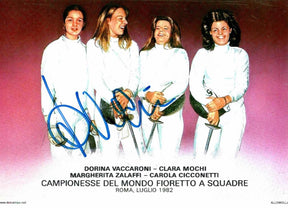 Fotografia autografata Dorina Vaccaroni con campionesse mondiali fioretto a squadre Roma luglio 1982 – autografo originale – condizioni Excellent