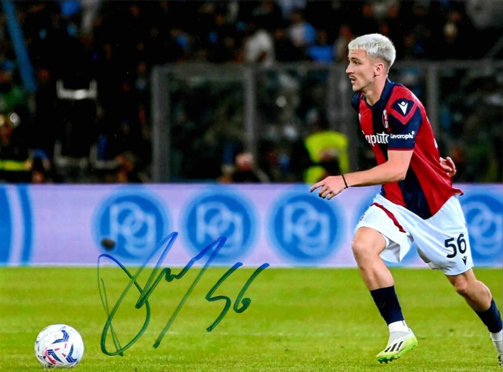 Fotografia autografata Alexis Saelemaekers maglia Bologna – firma originale e numero 56 – condizioni Excellent – 20,2x15,1 cm