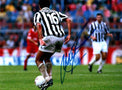 Fotografia autografata Nicola Amoruso azione in campo maglia Juventus numero 16 Kappa anni 90 – autografo originale pennarello blu – 20x15 cm – condizioni Excellent