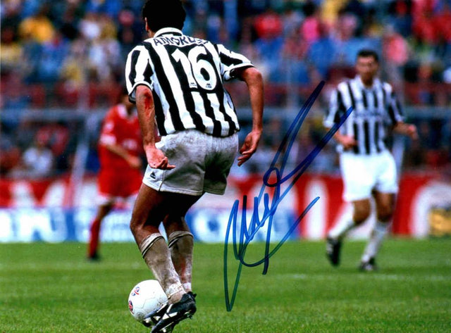 Fotografia autografata Nicola Amoruso azione in campo maglia Juventus numero 16 Kappa anni 90 – autografo originale pennarello blu – 20x15 cm – condizioni Excellent